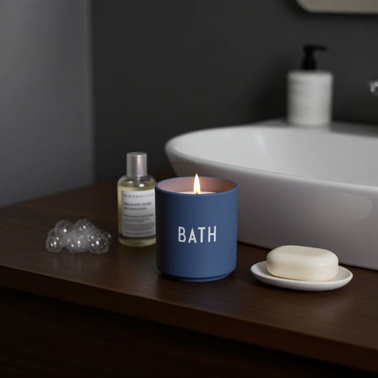 Design Letters Duftkerze Bath in Badezimmer Szene bei Mekea