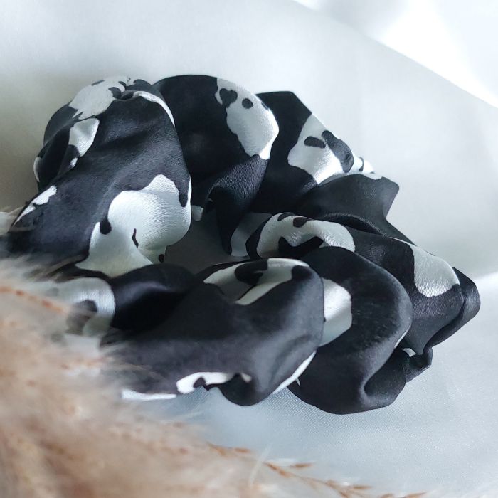 Schwarzer Scrunchie mit weissem Akzent
