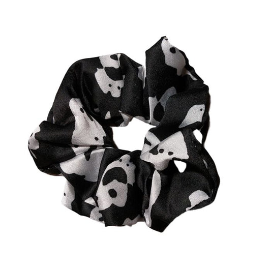 Schwarzer Scrunchie mit weissem Akzent