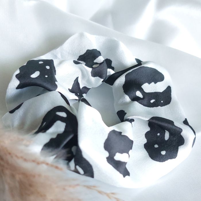 Weisser Scrunchie mit schwarzem Akzent