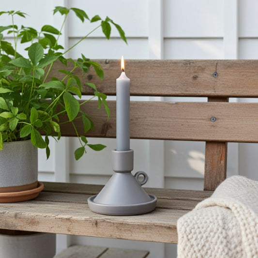 Stabkerzen – Kühles Grau by Kimmi - Ambiente Bild mit grauem Kerzenhalter auf Gartenbank