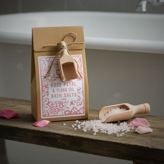 Agnes & Cat Badesalz Ylang & Rose Himalaya – 500g Geschenkbox mit Holzlöffel in Bad Ambiente