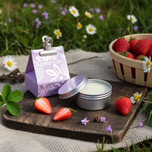 Veganer Agnes & Cat Lippenbalsam Erdbeere – feuchtigkeitsspendend mit Sheabutter in Ambiente Stimmung auf einem Tisch