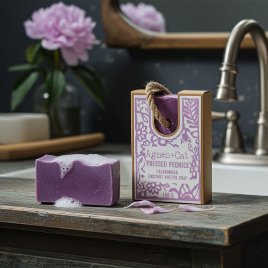 Agnes & Cat Seife an einem Seil Pfingstrose – vegane Naturseife handgemacht in Ambiente Stimmung