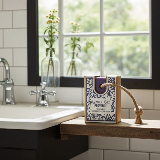 Agnes & Cat Seife an einem Seil Provence – vegane Naturseife handgemacht in Bad Ambiente