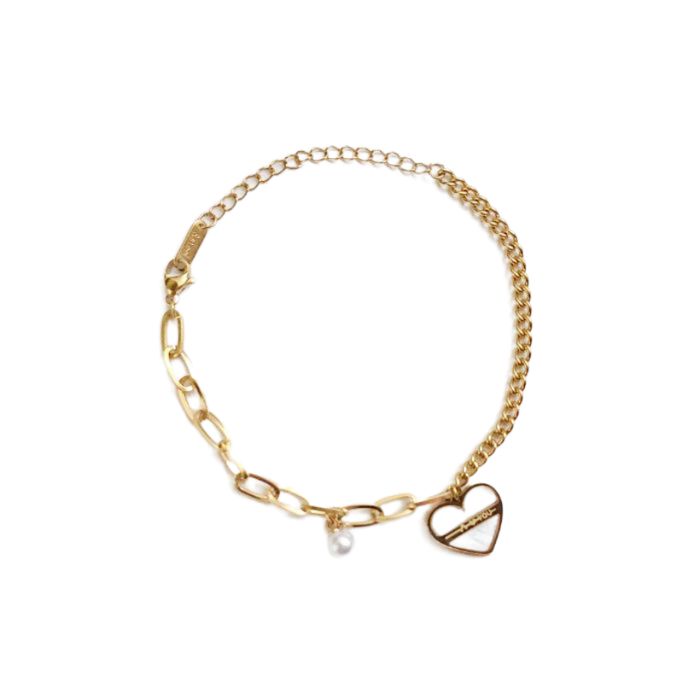 Vergoldetes Armband mit Harz-Herz und Perle im Detail