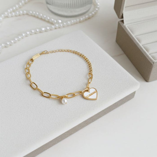 Vergoldetes Armband mit Harz-Herz und Perle im Detail