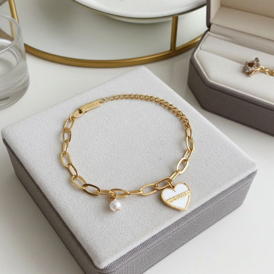 Vergoldetes Armband mit Harz-Herz und Perle im Detail