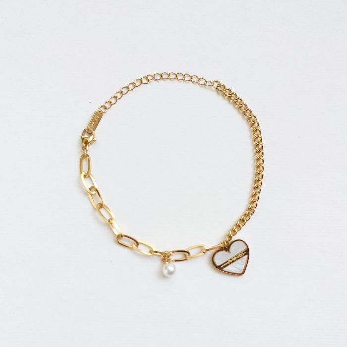 Vergoldetes Armband mit Harz-Herz und Perle im Detail