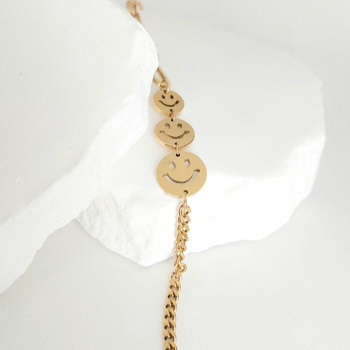 Detailaufnahme vom Armband Happy Vibes mit Gesichter-Anhängern