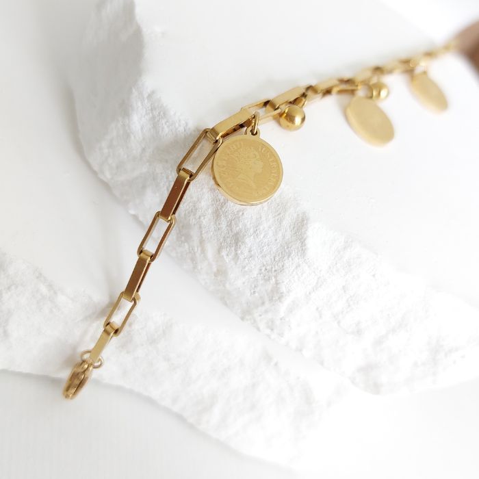 Detailansicht Armband Linda mit Münzanhängern