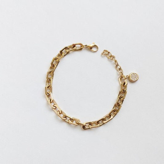 Vergoldetes Edelstahlarmband Luzia auf hellem Untergrund