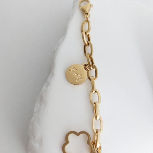 Nahaufnahme der filigranen Blume und des rechteckigen Anhängers