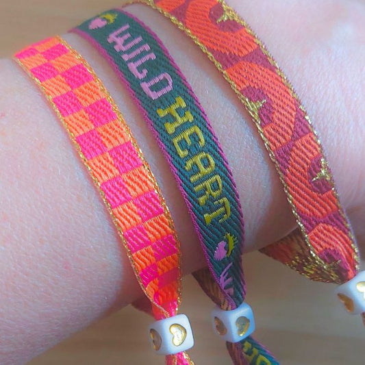 Armband Set Wild Heart Detail Band Design Schriftzug Karo Muster Halbkreise