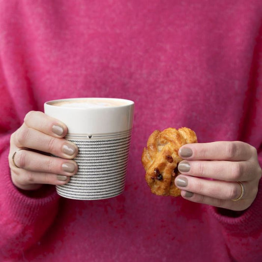 Bastion Collections Detailansicht des Bechers Stripes little Heart aus Steinzeug