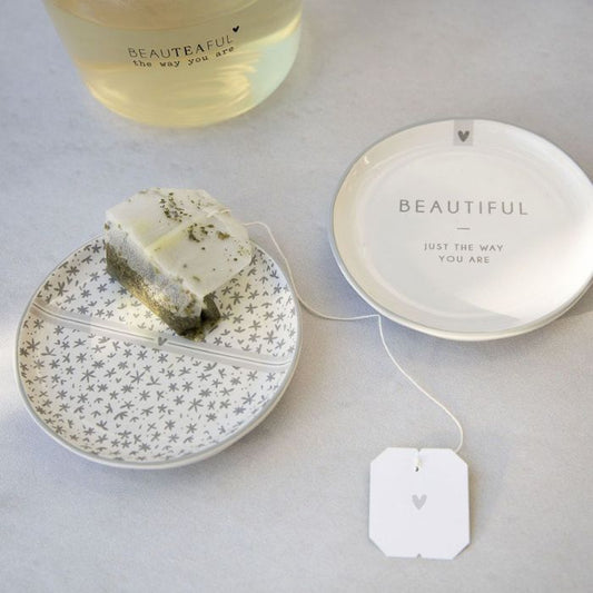 Beistellteller Weiss „Beautiful just the way you are“ von Bastion Collections auf gedecktem Tisch