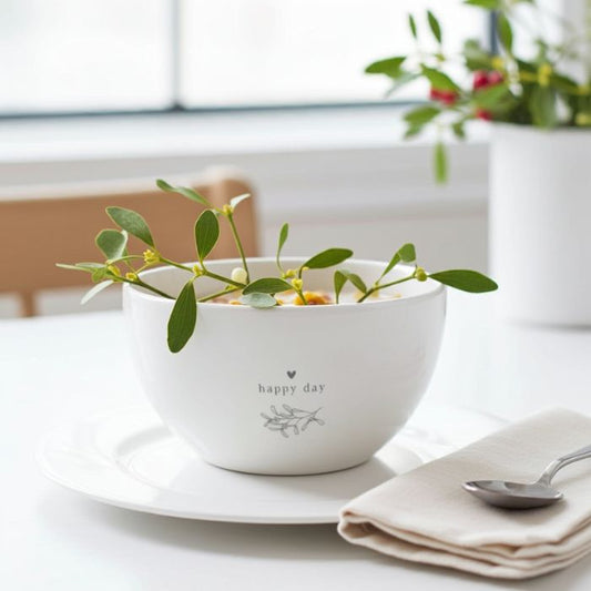 Bastion Collections Keramik Schüssel Weiss mit „Happy Day“ – in Szene gesetzt