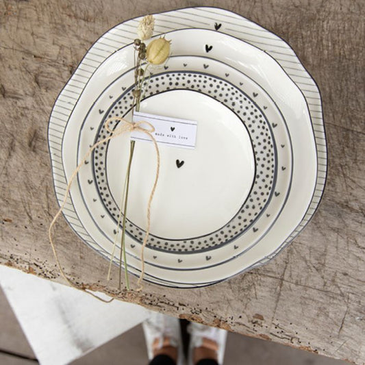 Detailansicht Bastion Collections Kuchenteller Weiss mit schwarzen Punkten