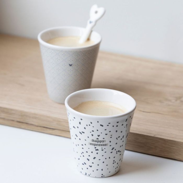 Bastion Collections Espresso-Becher Paperlook Little Dots Happy dekoriert auf einem gedeckten Tisch