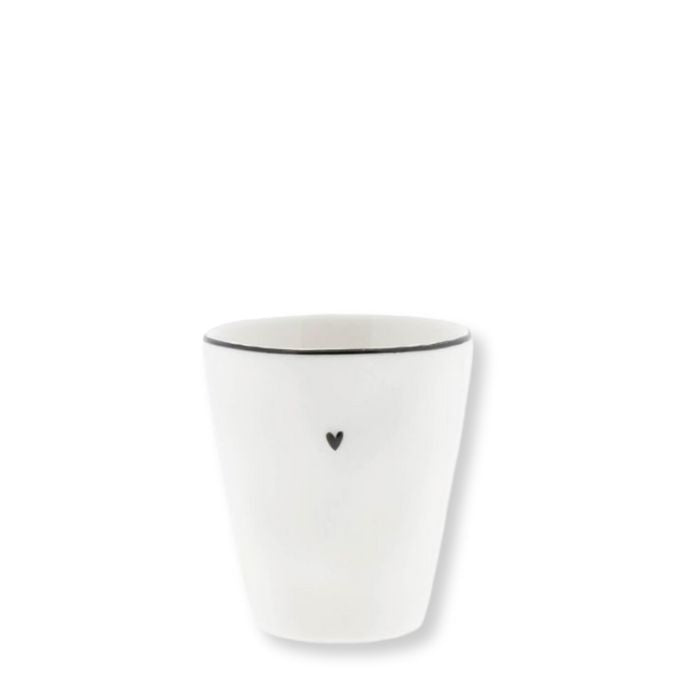 Bastion Collections Keramik Espressobecher Weiss mit schwarzem Herz – Vorderansicht