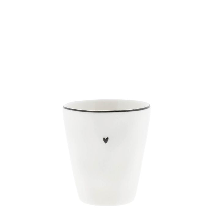 Bastion Collections Espressobecher Weiss mit schwarzem Herz – Vorderansicht