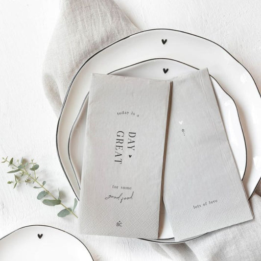 Servietten Titane „Great Day“ von Bastion Collections auf gedecktem Tisch