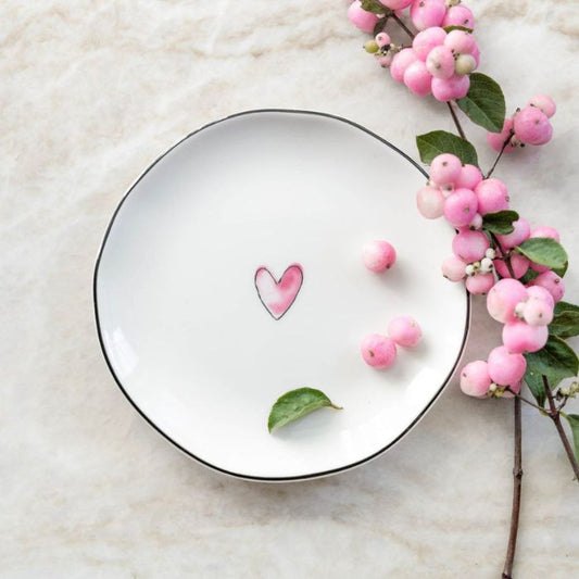 Detailansicht Bastion Collections Beistellteller Weiss mit rosa Herz