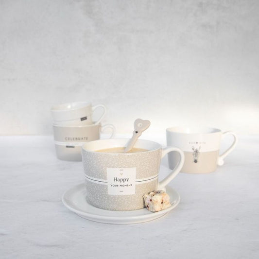 Bastion Collections Tasse Celebrate every moment dekoriert auf einem gedeckten Tisch