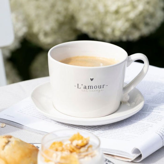 Bastion Collections Tasse L’amour est savage dekoriert auf einem gedeckten Tisch