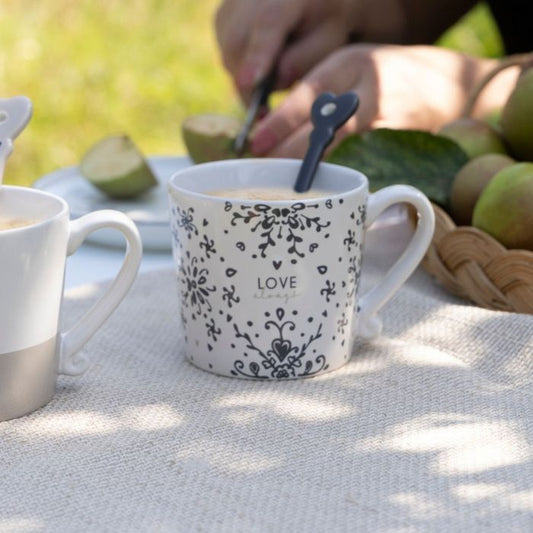 Bastion Collections Tasse Love always dekoriert auf einem gedeckten Tisch