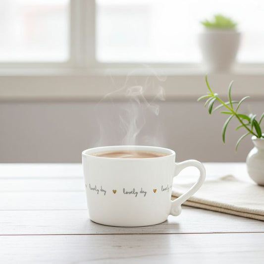 Bastion Collections kleine Tasse Weiss „Lovely Day“ dekorativ in Szene gestellt