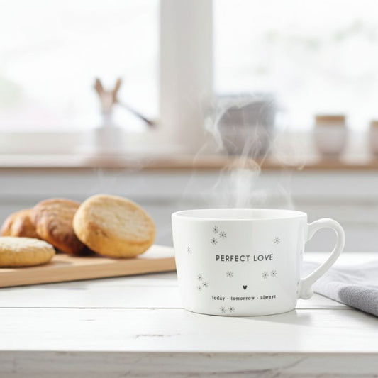 Bastion Collections Tasse Weiss mit „Perfect Love“ – Abiente Szene