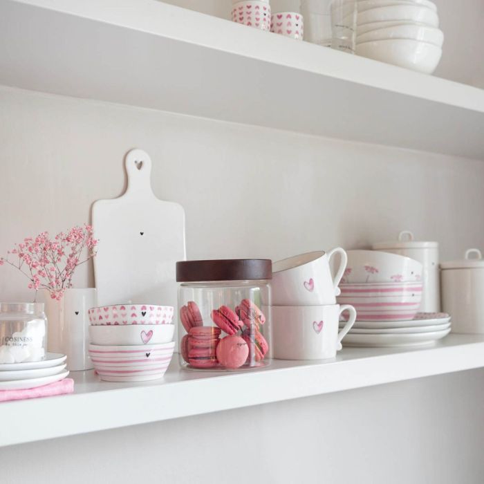 Bastion Collections Tasse Weiss mit rosa Herz dekorativ in Szene gesetzt