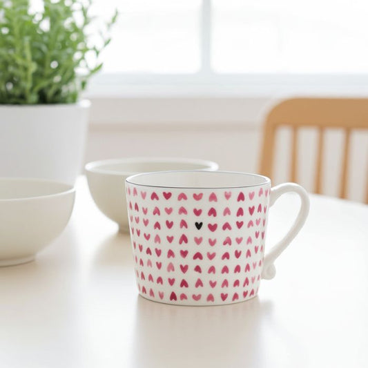 Bastion Collections Tasse Weiss mit rosa Herzen dekorativ in Szene gesetzt