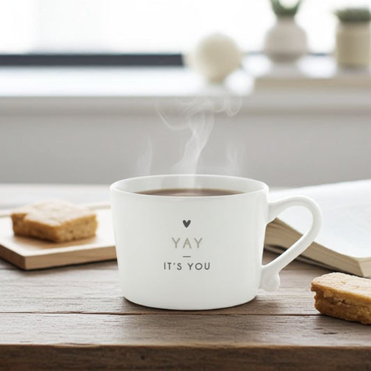 Bastion Collections kleine Tasse Weiss mit „YAY it’s you“ – Ambiente mit Kaffee und Kuchen