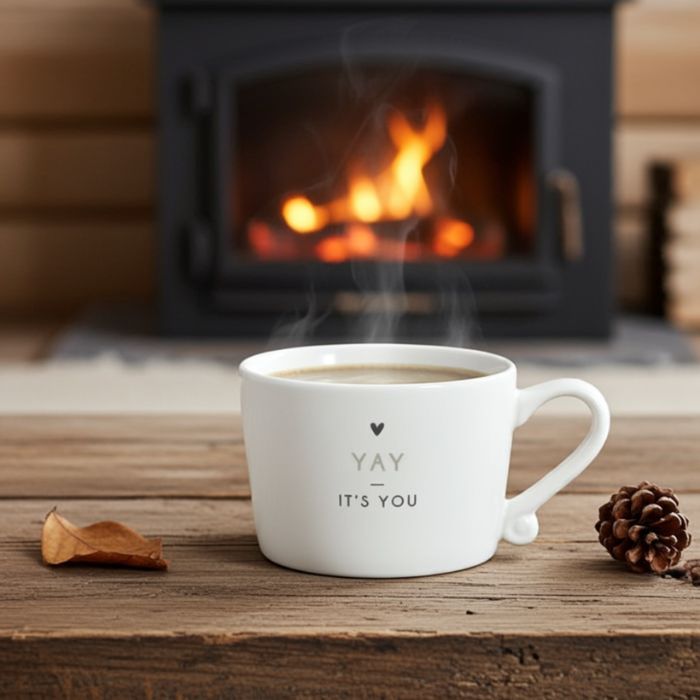Bastion Collections kleine Tasse Weiss mit „YAY it’s you“ – Ambiente mit Kaffee und Herbststimmung