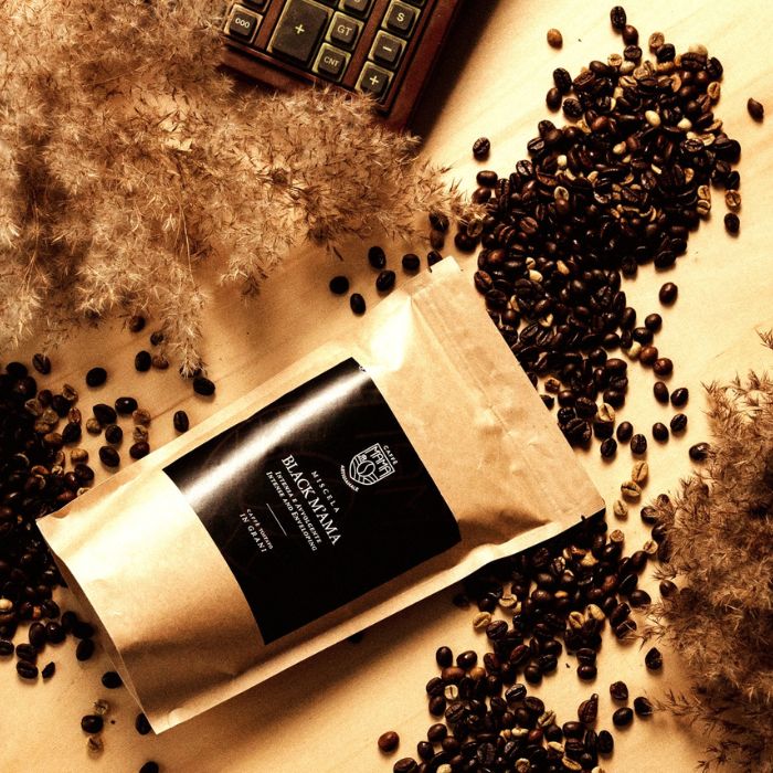 Detailansicht der Kaffeebohnen im Beutel Black M’AMA