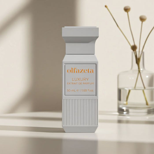 Chogan Luxury Serie Duft 50 ml im Glasflakon weisser Flakon in Sene gesetzt