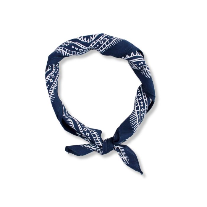 Nahaufnahme der geometrischen Diamant-Motive und Figuren auf marineblauer Quilt-Baumwolle.