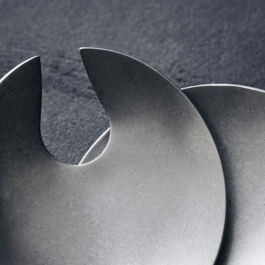 Nicolas Vahé - Detailansicht des gebürsteten Salatbestecks aus Edelstahl