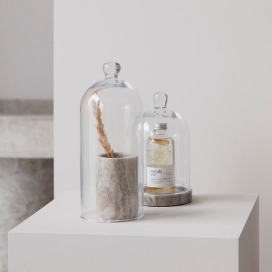 Meraki Glasglocke stilvoll im Badezimmer arrangiert