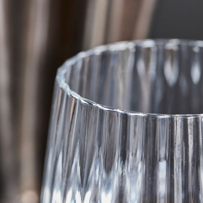 Detailaufnahme des mundgeblasenen Rill-Glases von House Doctor
