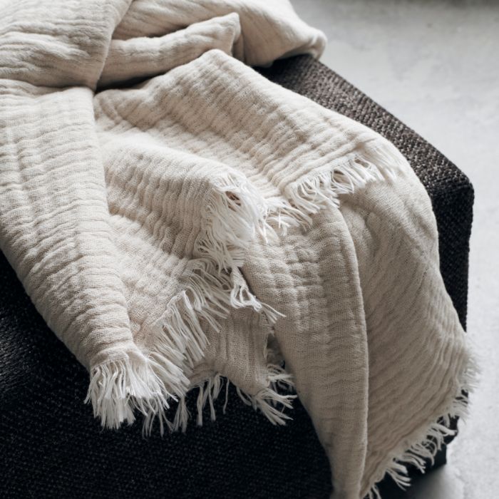 Plaid Alice in Beige als Tagesdecke auf einem Sofa dekoriert