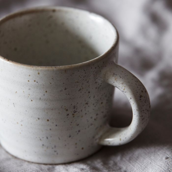 Detailansicht der gesprenkelten Steingut-Oberfläche der Pion Tasse