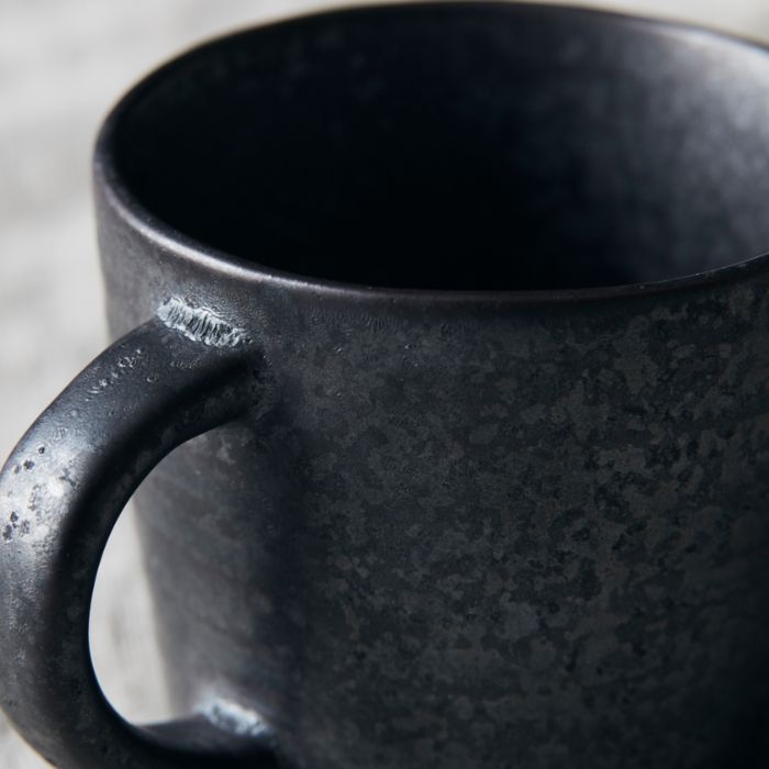 Detailaufnahme der oxidierten Effektglasur der Espressotasse