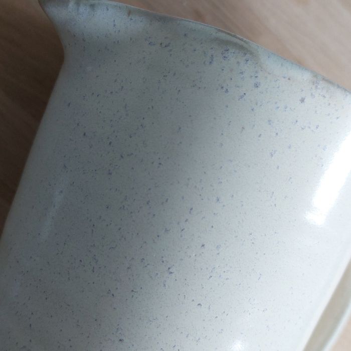 House Doctor - Detailansicht der Glasur und Form der Steingutkanne Pion