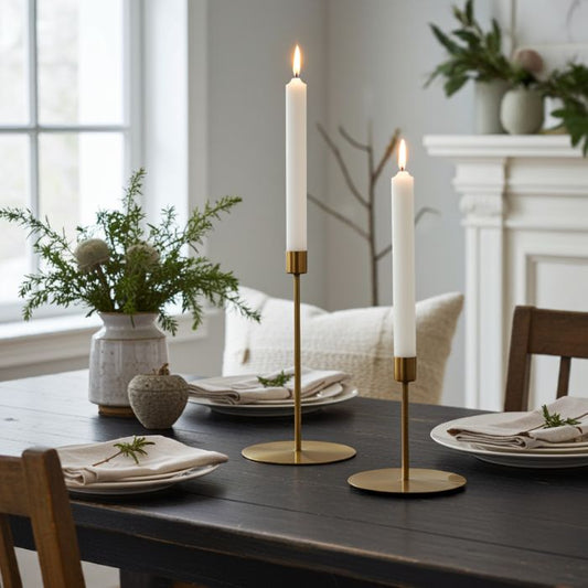 Ambiente Stimmung des Messing Kerzenhalter Anit von House Doctor 12 cm auf einem gedeckten Tisch