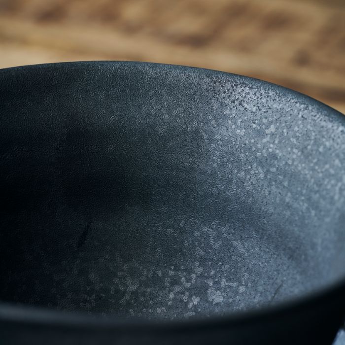 Detailaufnahme der reaktiven Glasur der kleinen Schüssel Pion