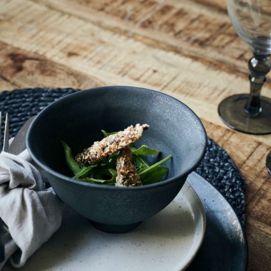 Gedeckter Tisch mit kleiner Pion-Schüssel in Schwarz-Braun von House Doctor