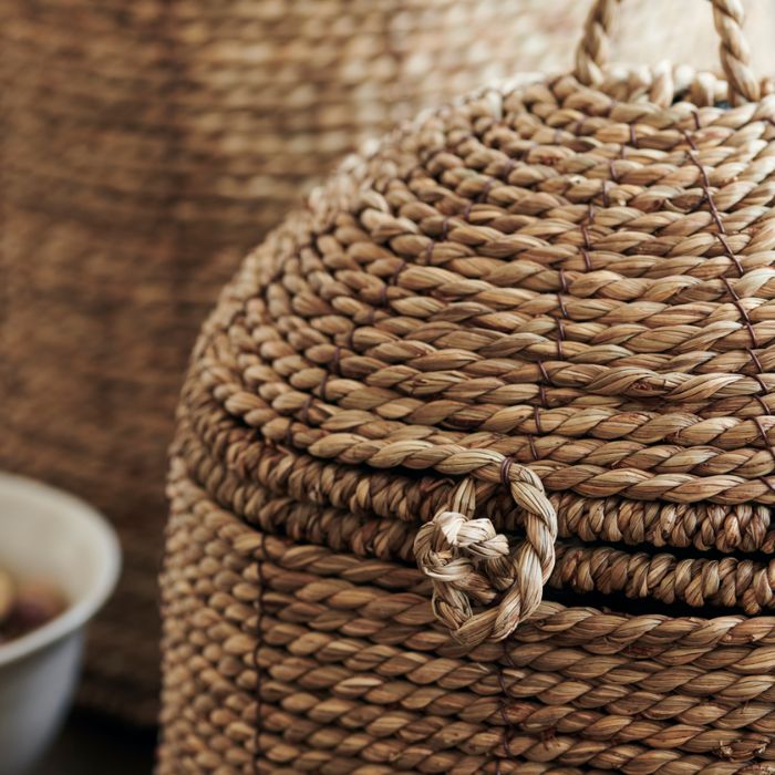 Detail des Schlaufenverschlusses am naturfarbenen Korb Rama